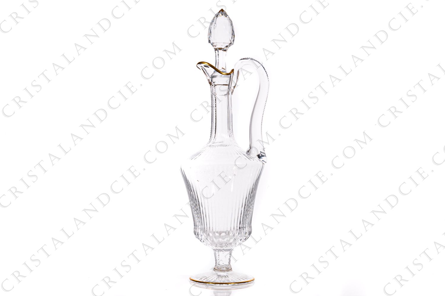 Handled wine decanter in crystal by Saint-Louis pattern Apollo gold with an important cut pattern and gold borders photo-1