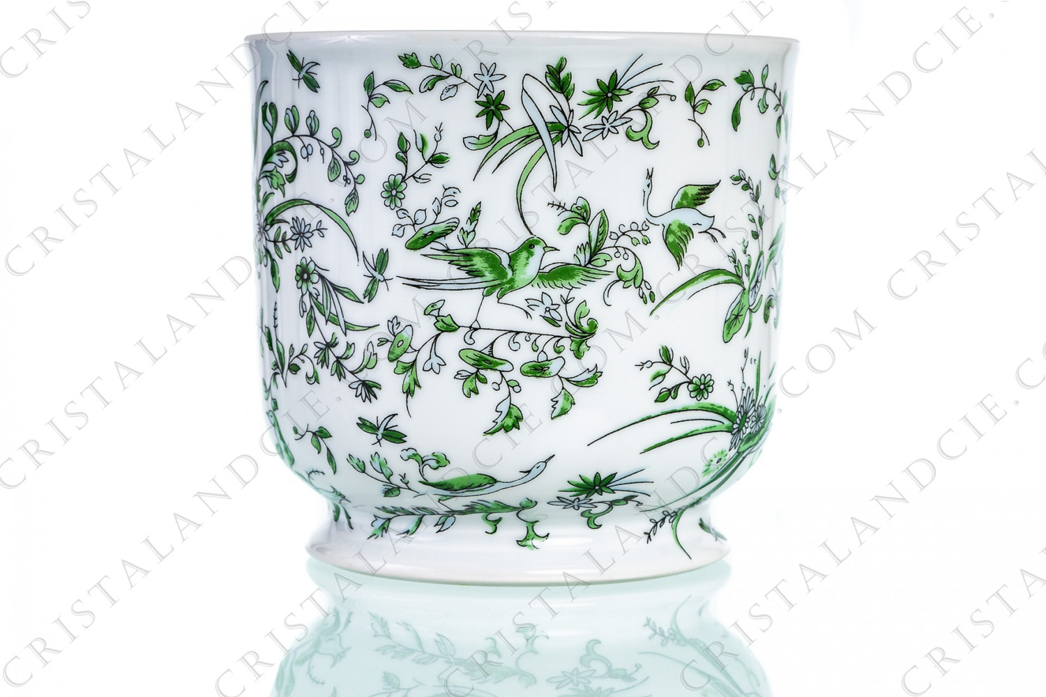 Cache pot en porcelaine de Limoges de la maison Bernardaud modèle Parsifal orné d oiseaux sur des branchages fleuris en camaïeu de verts photo-1