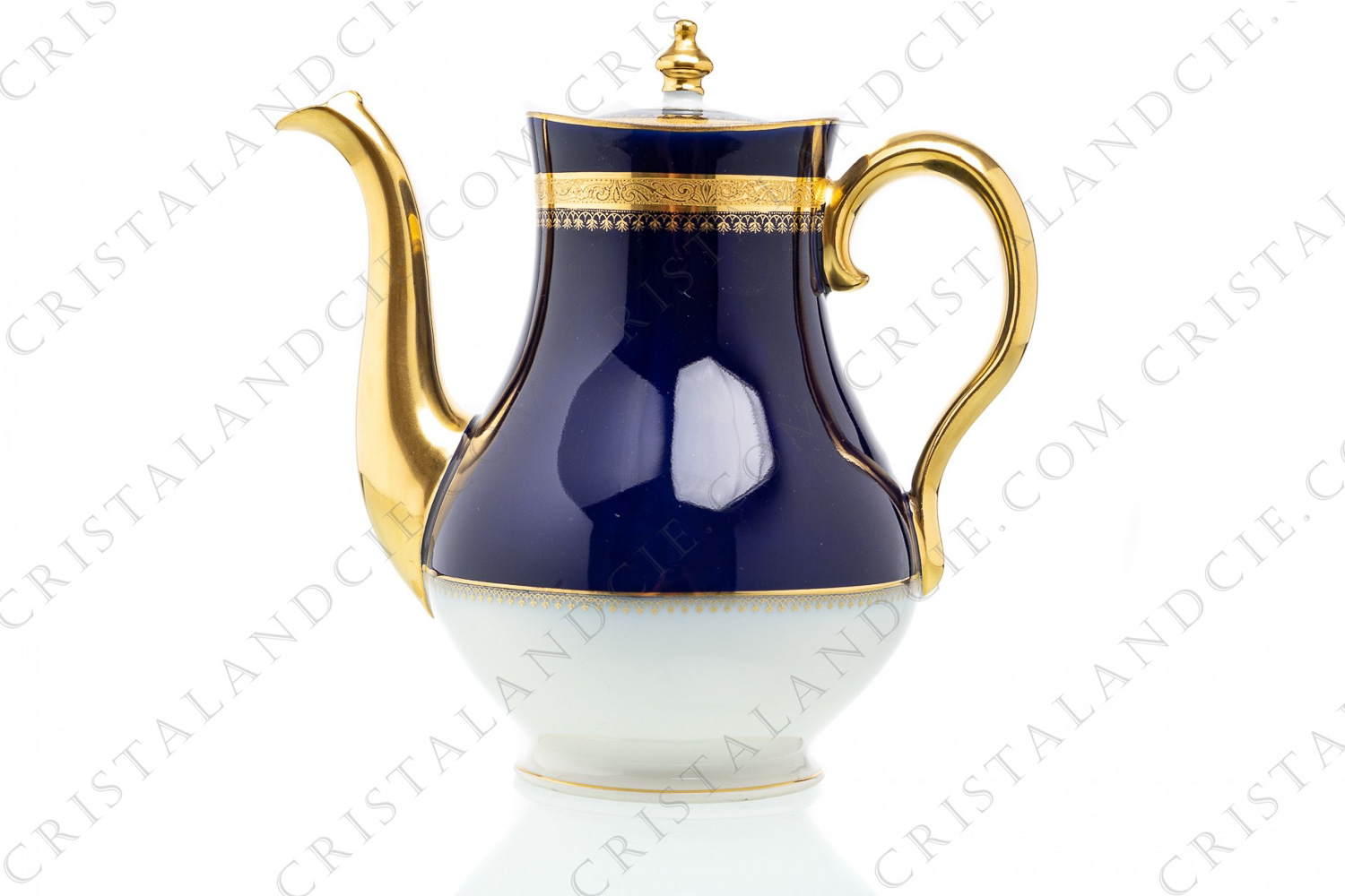 Cafetière en porcelaine de Limoges de la maison Théodore Haviland orné d une frise d arabesques incrustations or sur un fond bleu de four photo-1