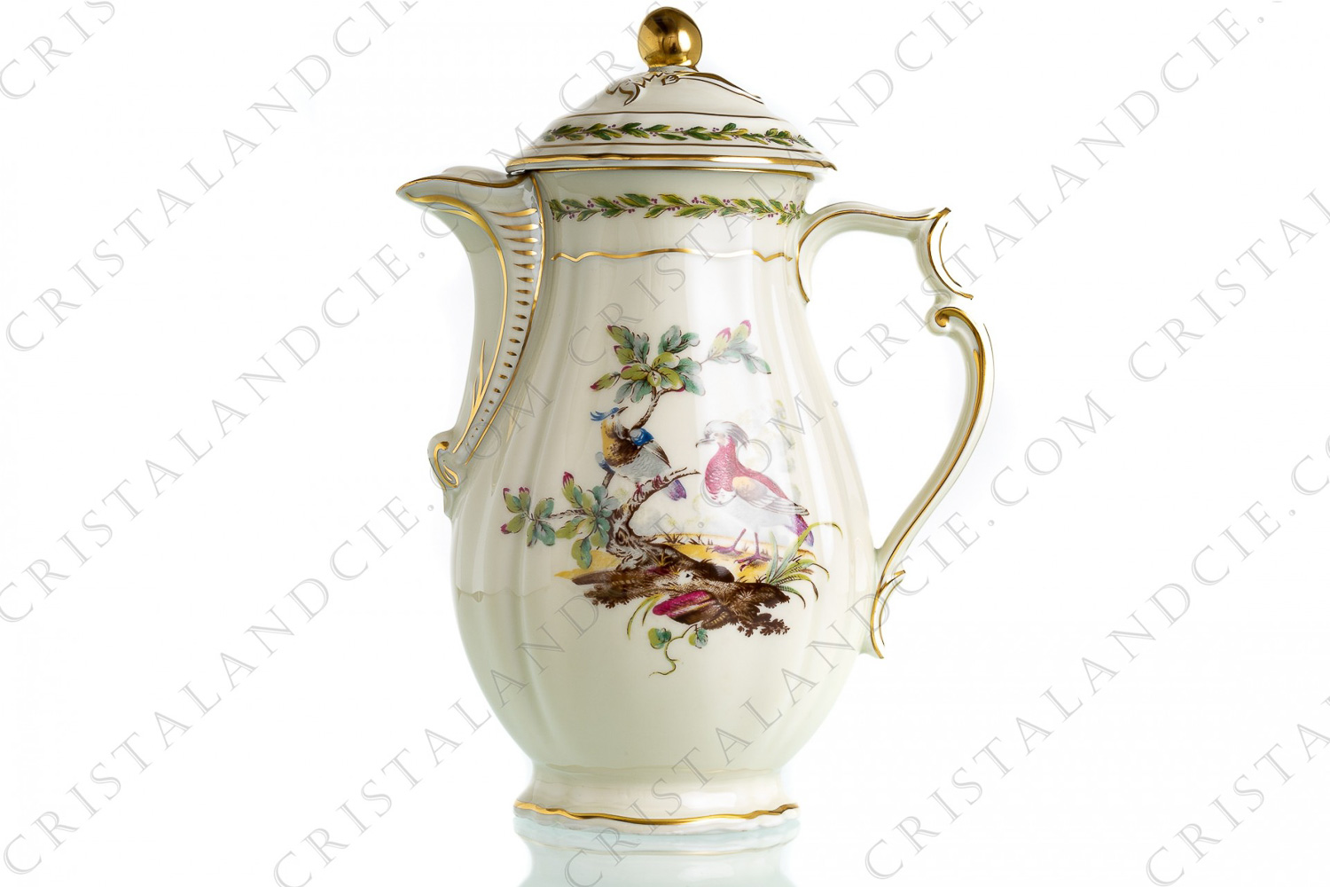 Cafetière en porcelaine de Limoges de la maison Bernardaud modèle Chevreuse ornée d oiseaux polychromes sur des branchages, d une frise de feuilles et de filets or photo-1