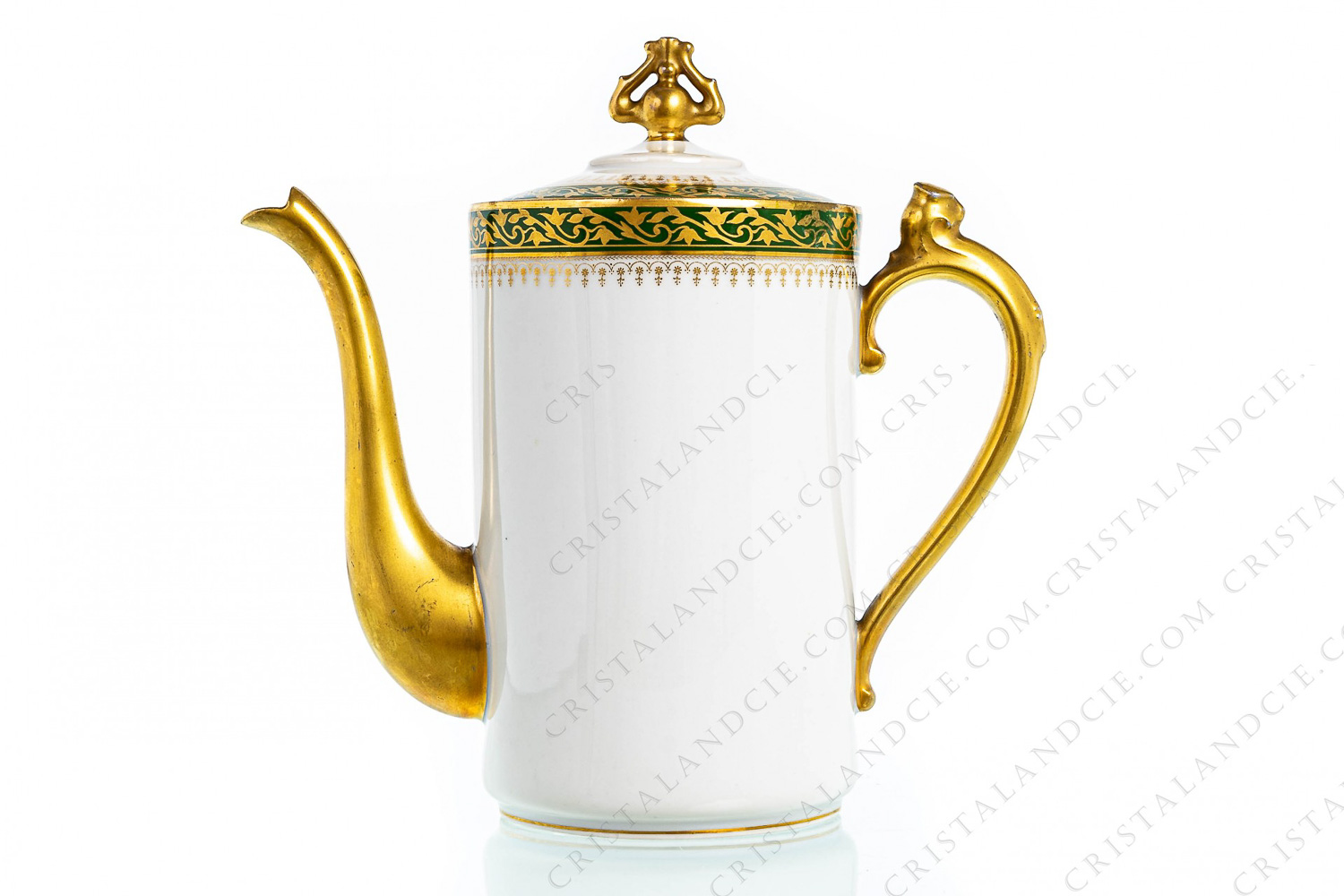 Cafetière en porcelaine de Limoges de la maison Chabrol et Poirier orné d une frise d arabesques végétales or sur une bande verte photo-1