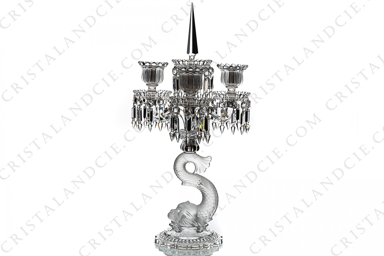 Candélabre en cristal de Baccarat modèle Dauphin composé d un pied présentant un dauphin en cristal moulé et dépoli, les trois bras de lumière sont ornés de pampilles taillées, au centre se situe une flèche, également ornée de pampilles photo-1