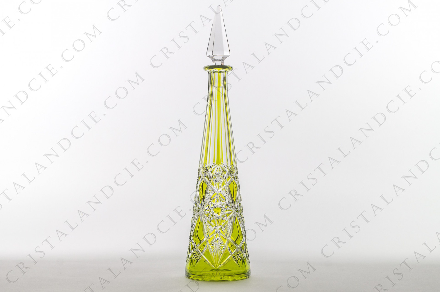Carafe en cristal double-couches jaune de Baccarat modèle taille Lagny présentant un important décor gravé photo-1