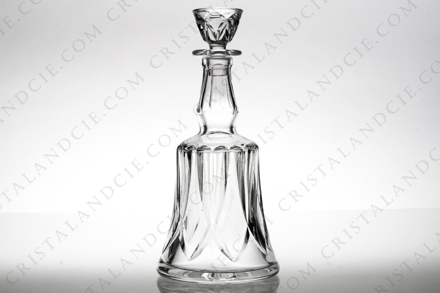 Carafe en cristal de Saint-Louis modèle Camargue présentant un important décor taillé photo-1