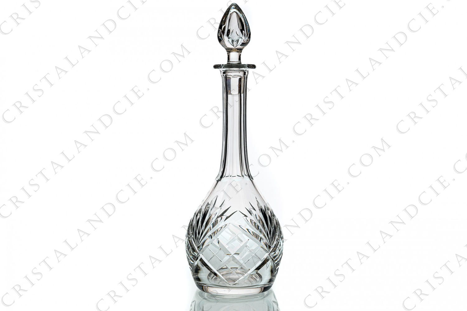 Decanter in crystal by Saint-Louis pattern Chantilly with an important cut pattern photo-1