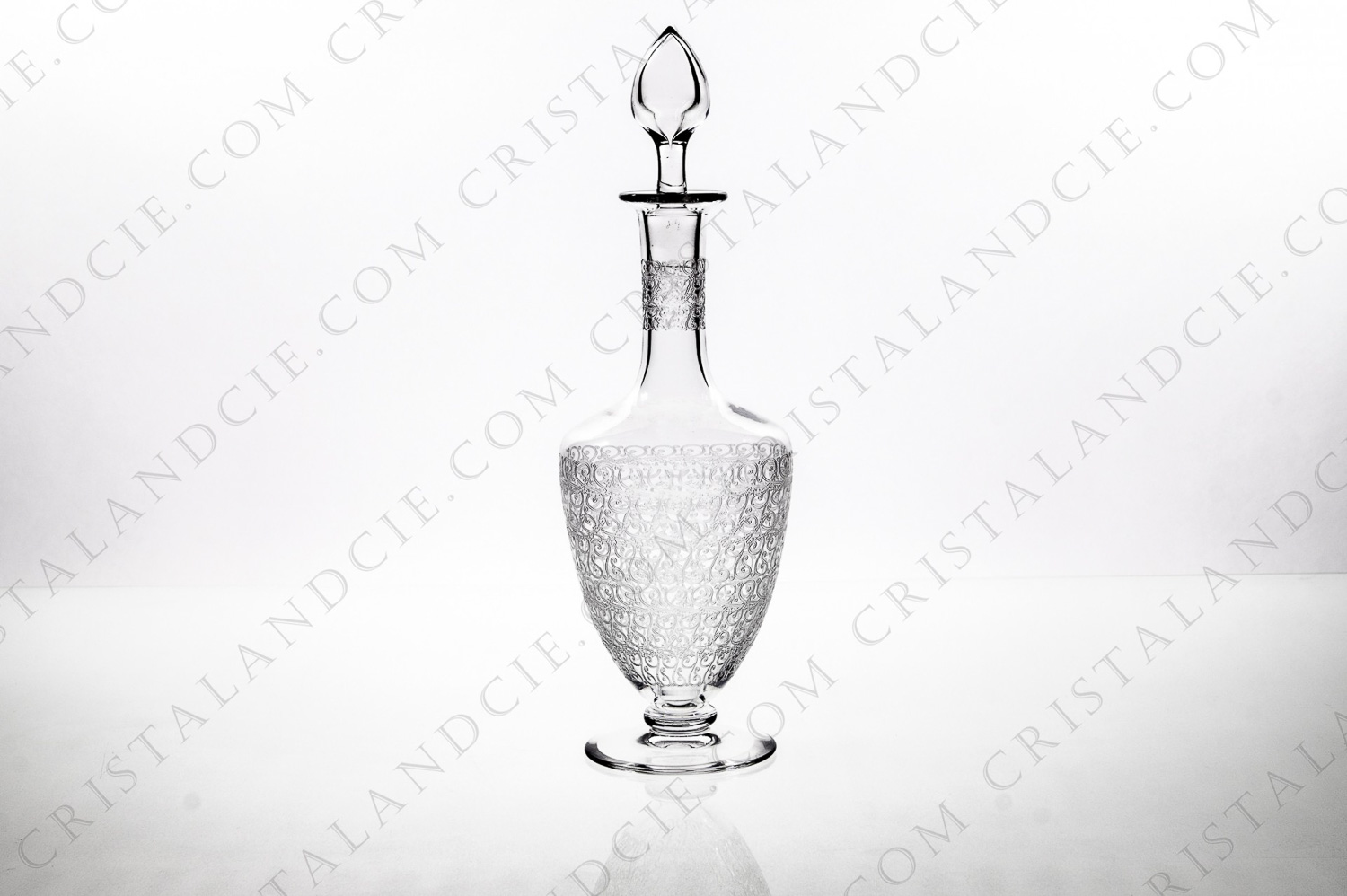Decanter in crystal by Baccarat pattern Chateaubriand with an incised decor photo-1