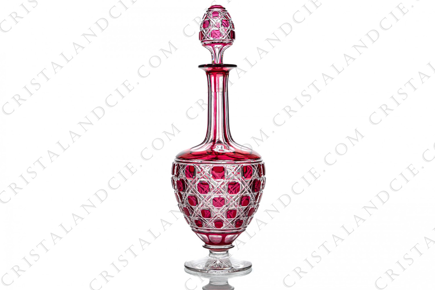 Carafe en cristal double couches rouge de Baccarat modèle Diamants Pierreries présentant un important décor taillé photo-1