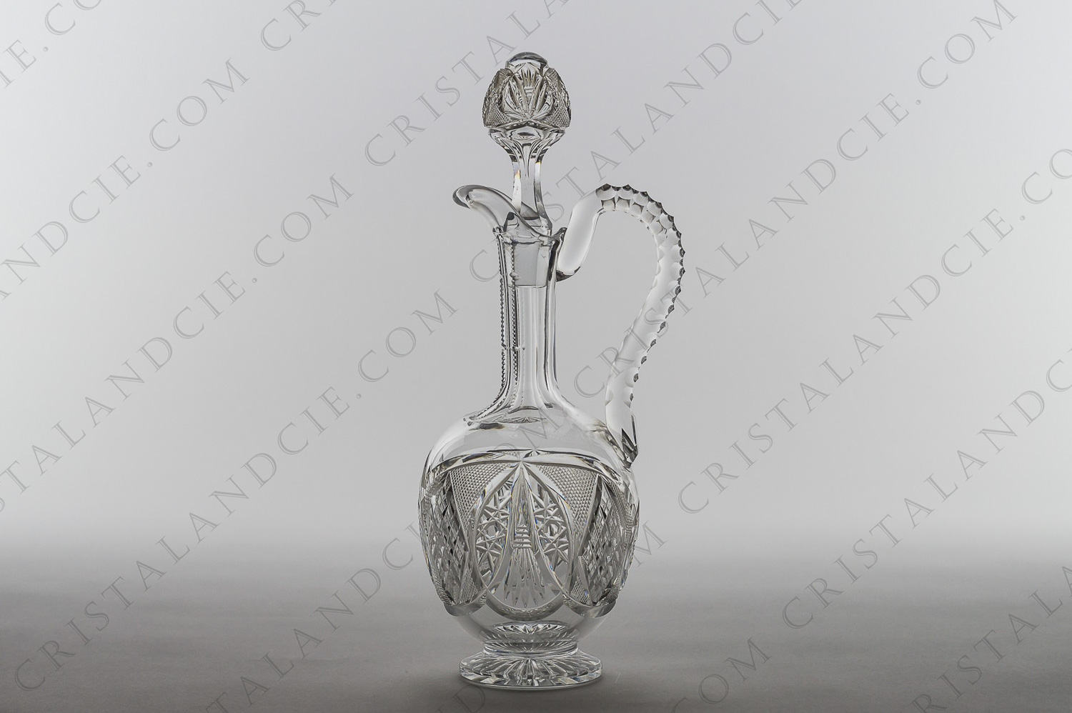 Decanter in crystal by Baccarat or Saint-Louis with an important carved decor photo-1