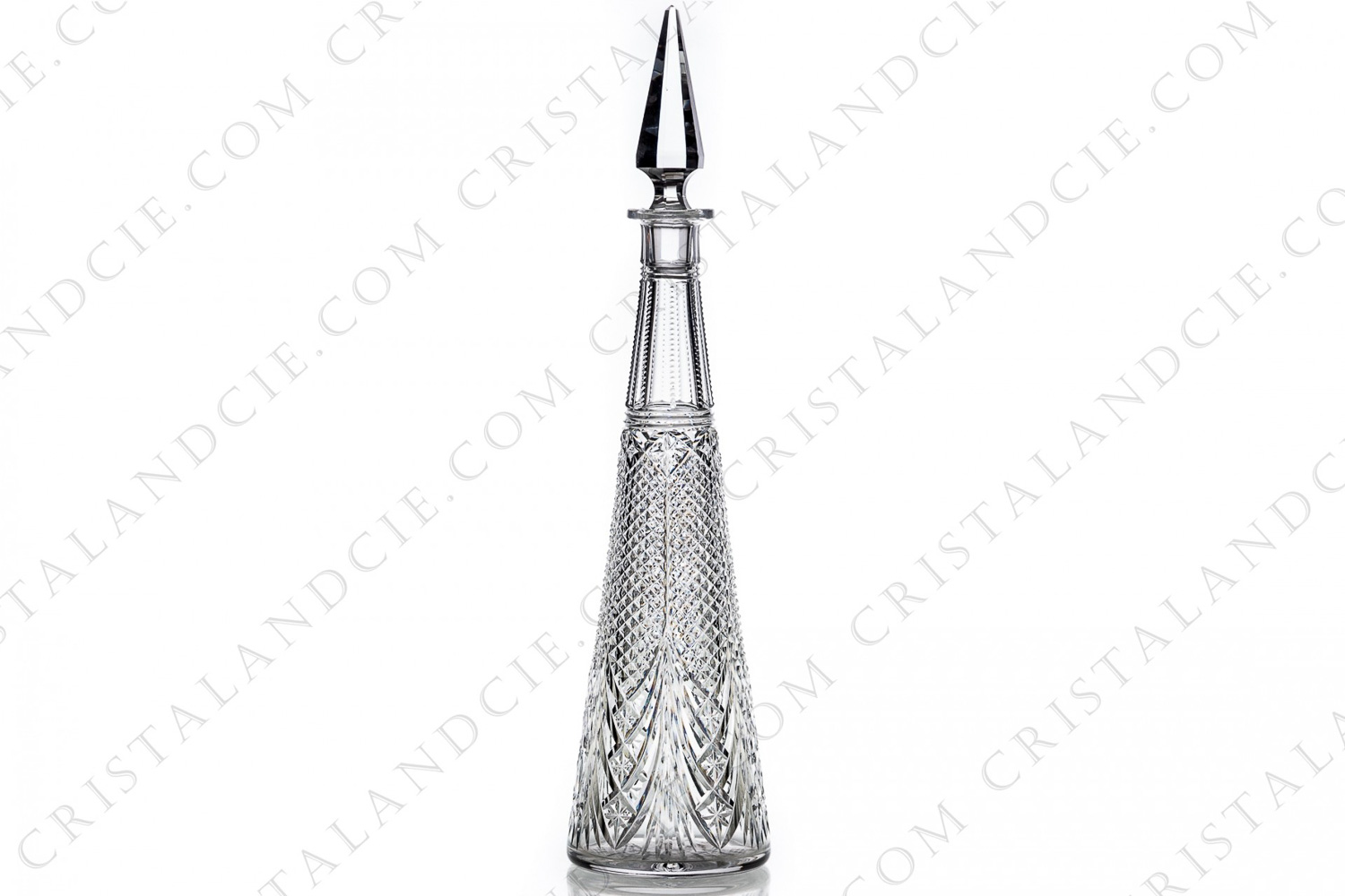 Carafe en cristal de Baccarat modèle fantaisie 600 présentant un important décor taillé photo-1