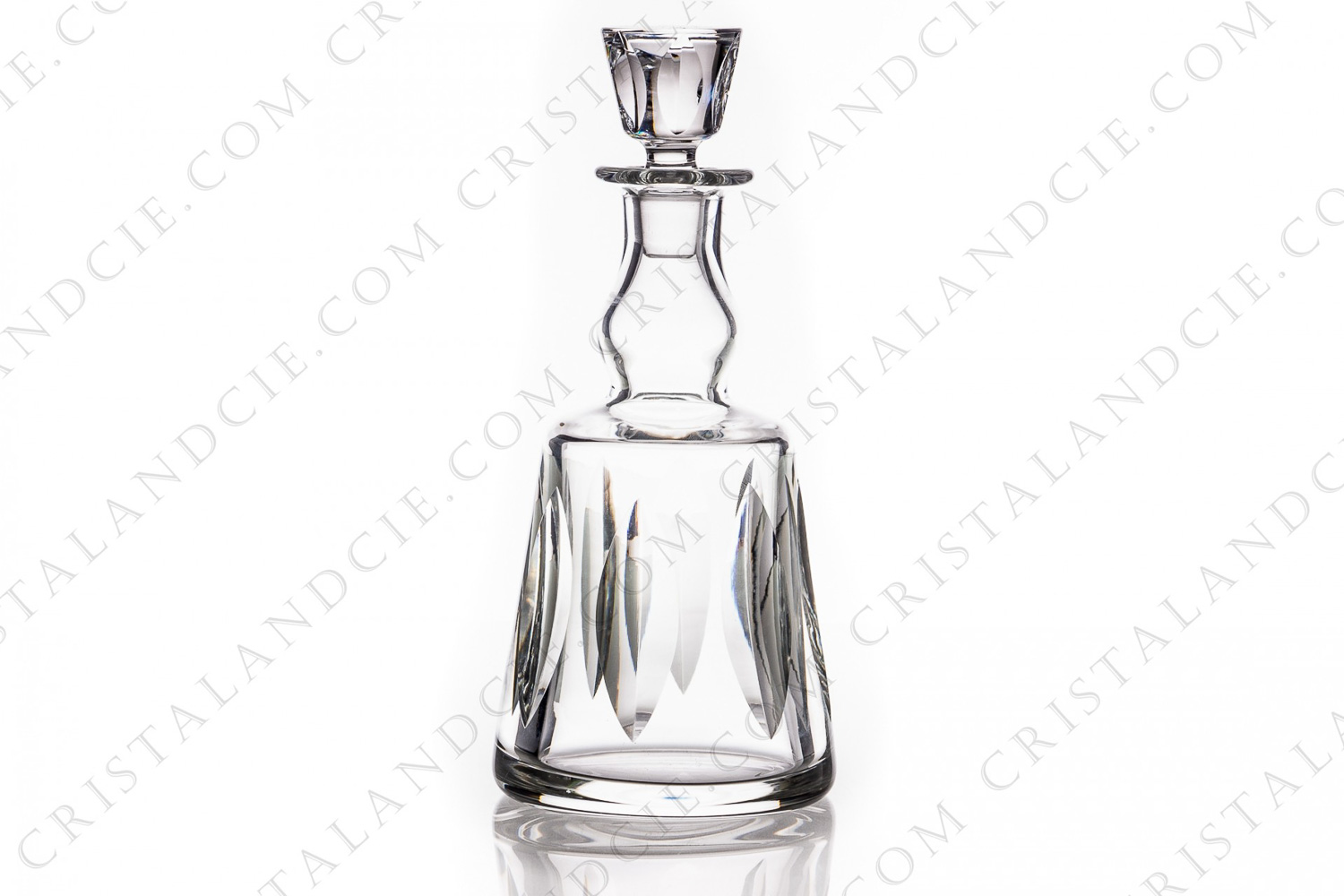 Decanter in crystal by Saint-Louis pattern Jersey with a cut pattern photo-1
