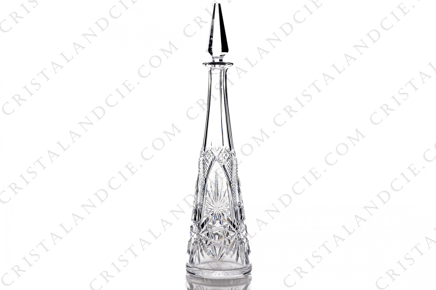 Carafe de fantaisie à liqueur en cristal de Baccarat présentant un riche décor taillé photo-1