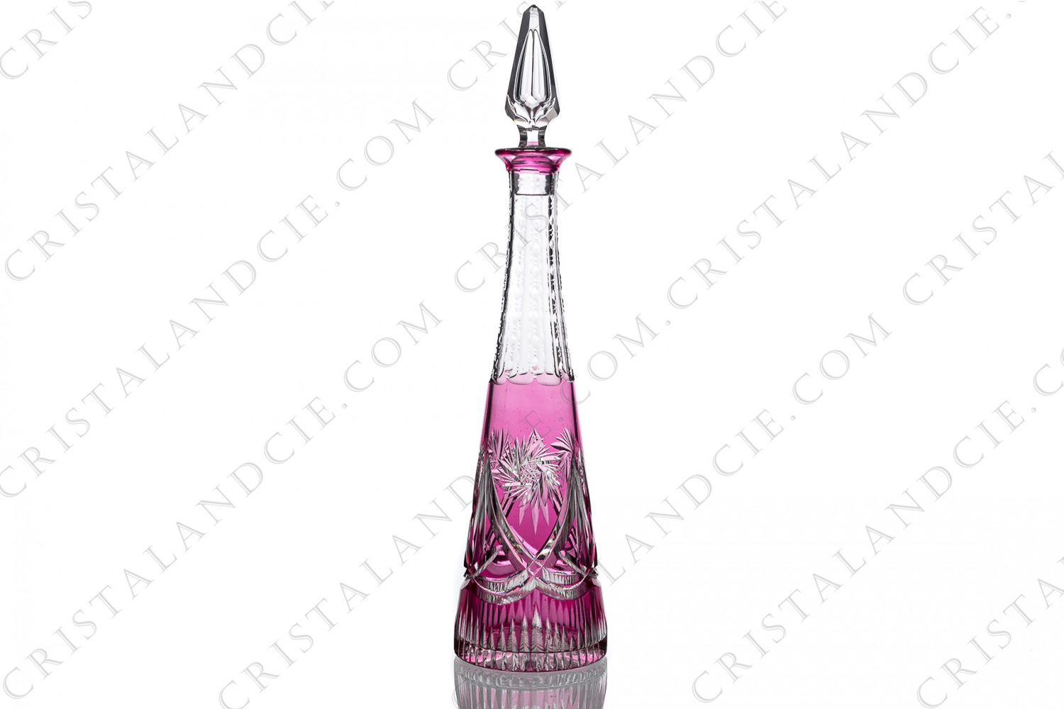 Carafe à liqueur en cristal double-couches rose de Baccarat ou Saint-Louis présentant un important décor taillé photo-1