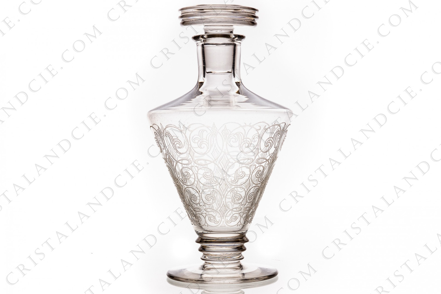 Decanter in crystal by Saint-Louis pattern Lisieux with an engraved pattern of vegetal arabesques photo-1