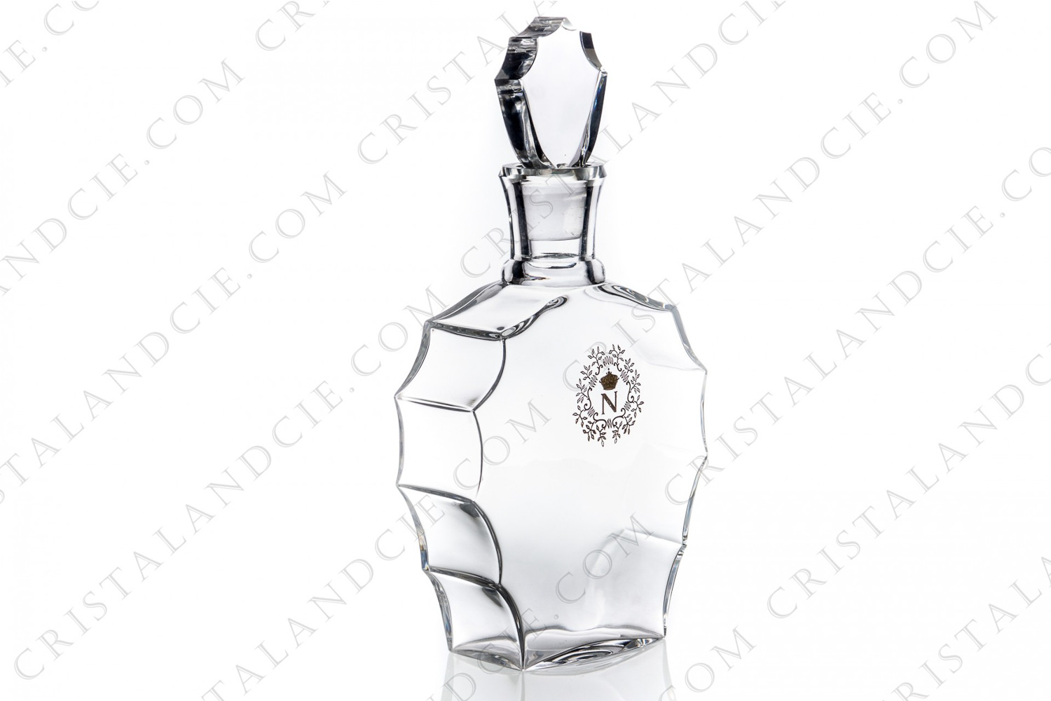 Carafe en cristal de Baccarat présentant une forme originale et le blason de Napoléon gravé et rehaussé or photo-1