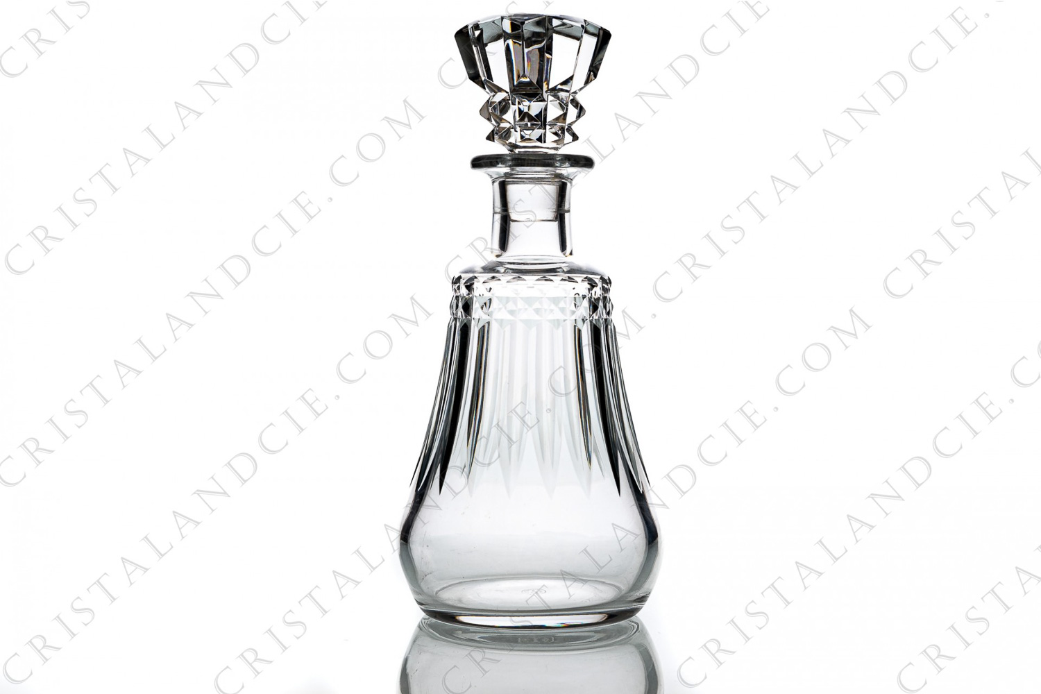 Carafe en cristal de Baccarat modèle Piccadilly présentant un important décor taillé photo-1