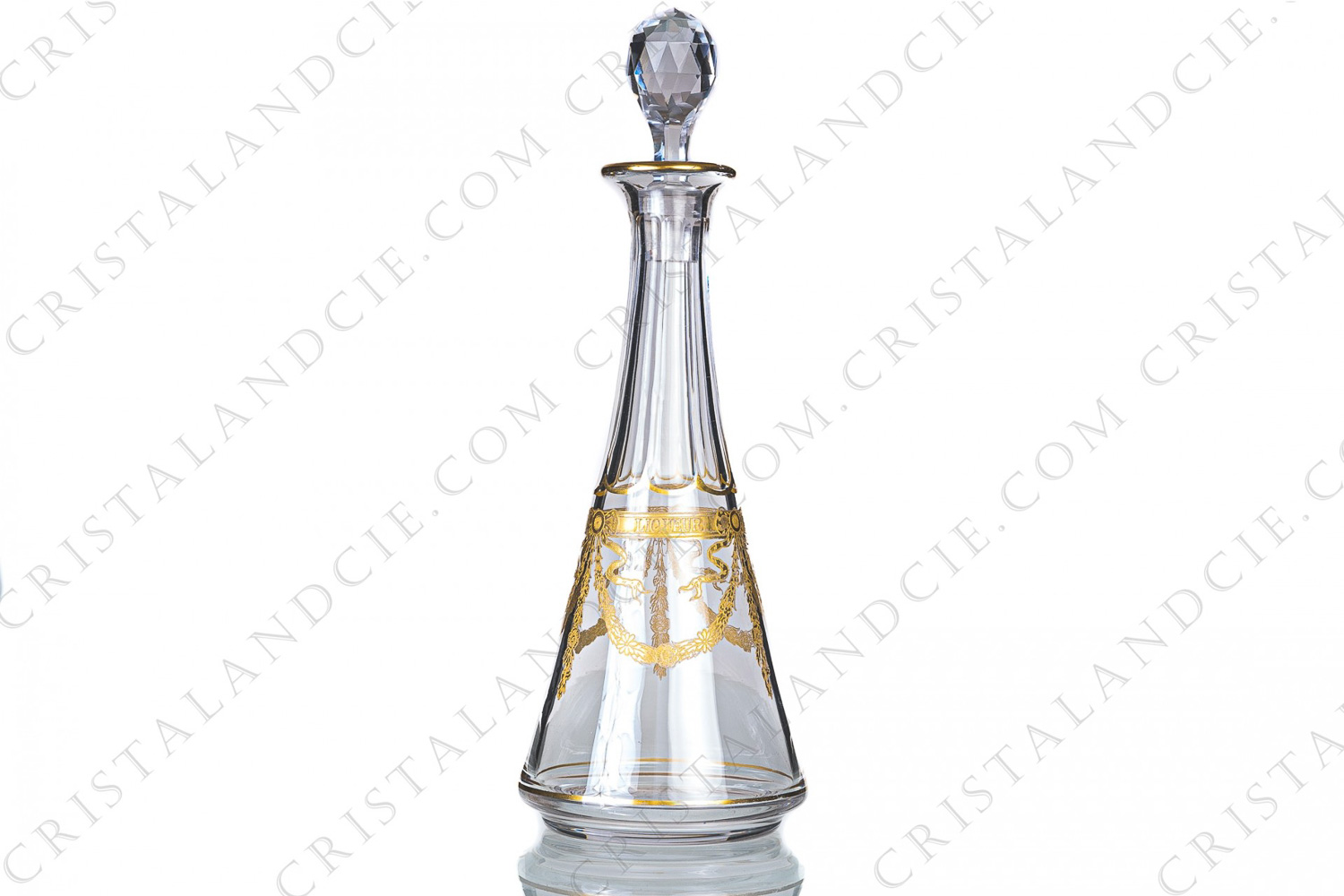 Carafe à liqueur en cristal de Saint-Louis réalisée pour la distillerie Secrestat à Bordeaux, ornée de noeuds et guirlandes de fleurs en incrustations or photo-1