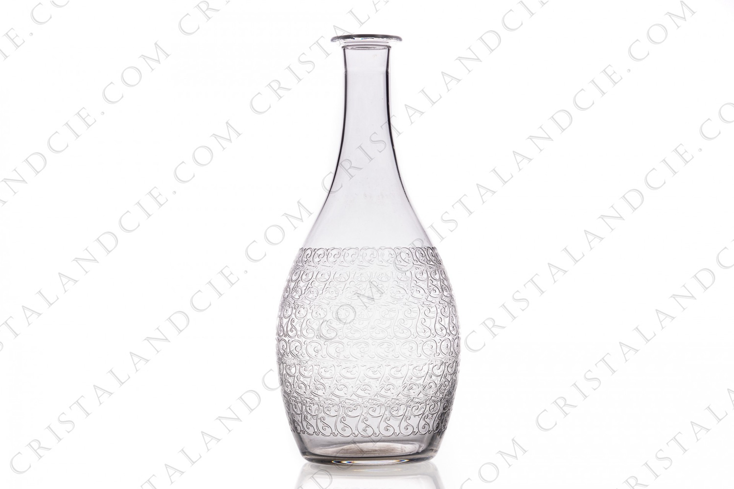Decanter in crystal by Baccarat with the engraved pattern Rohan photo-1