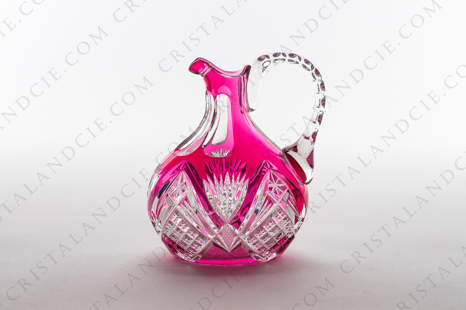 Carafe en cristal double couches rose de Baccarat, Saint-Louis ou Val Saint-Lambert, présentant un important décor taillé photo-1