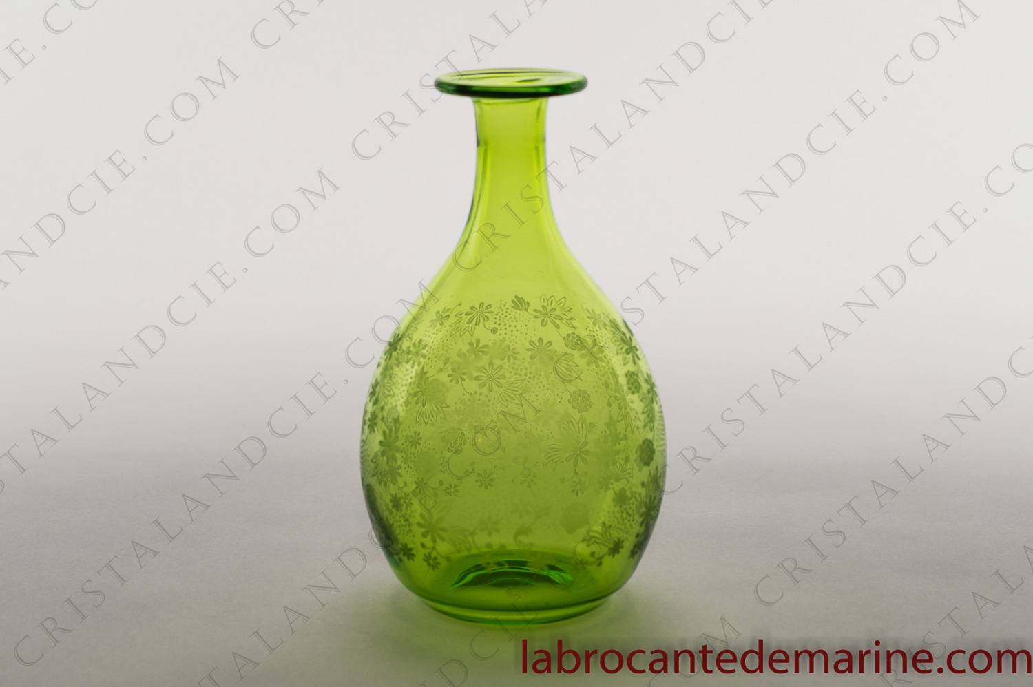 Carafe à vin en cristal vert de Baccarat modèle Elisabeth, orné de fleurs gravées sur toute la panse photo-1