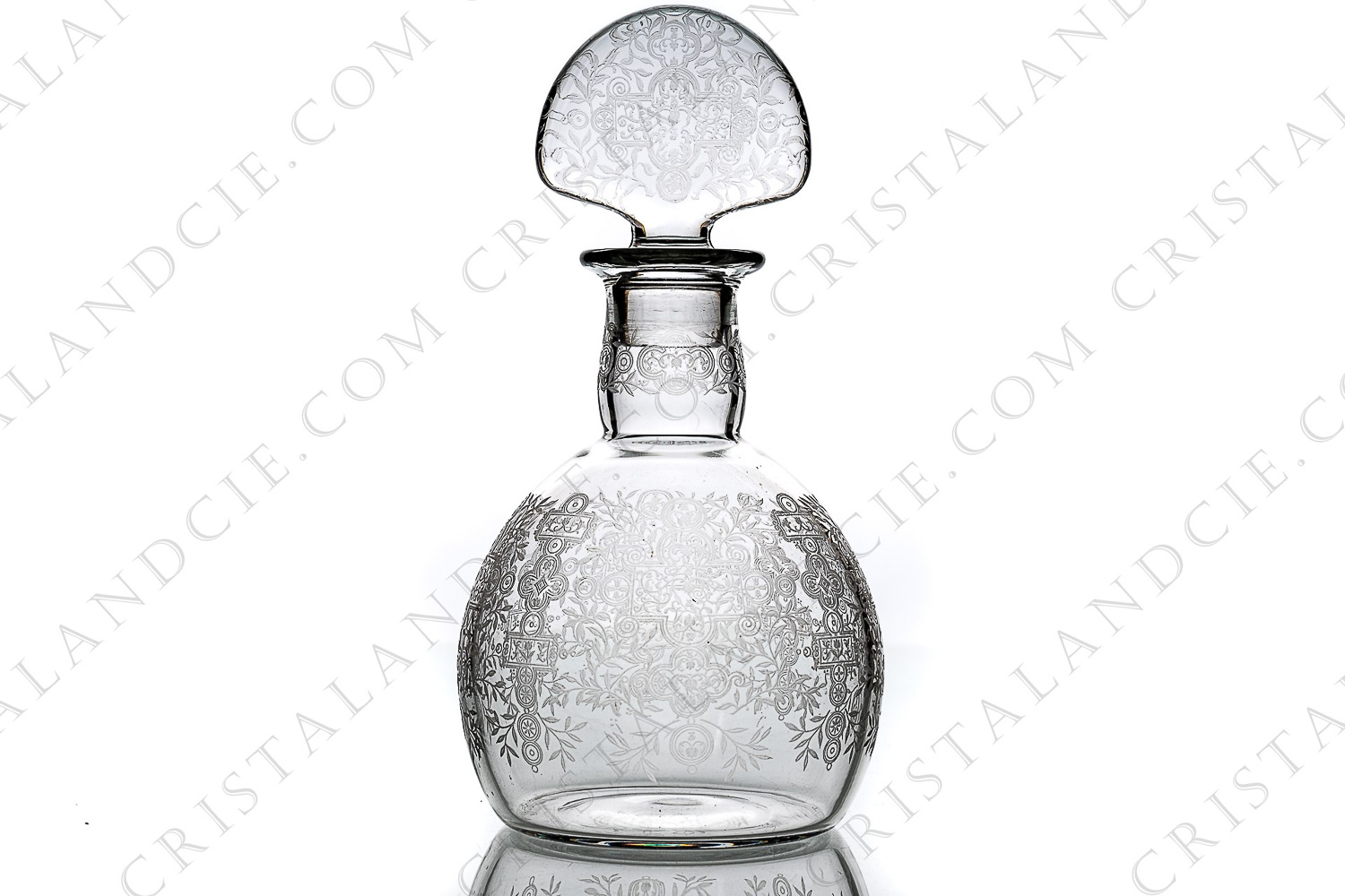 Carafe à vin en cristal de Baccarat modèle Marillon présentant un important décor gravé photo-1