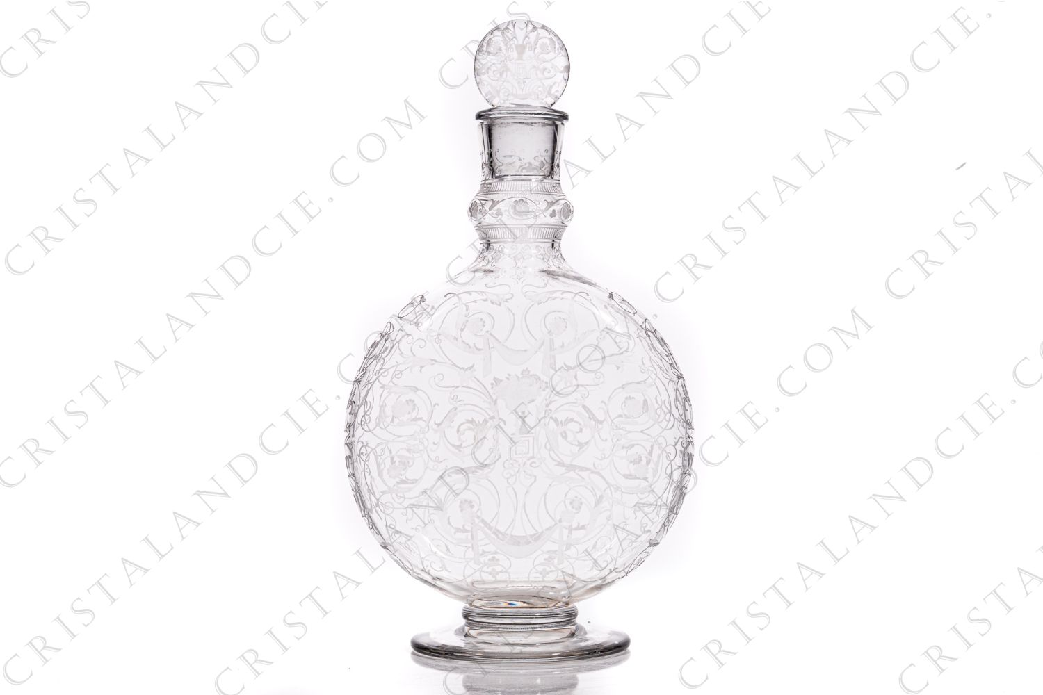 Carafe à vin en cristal de Baccarat modèle Michelangelo présentant un important décor gravé photo-1