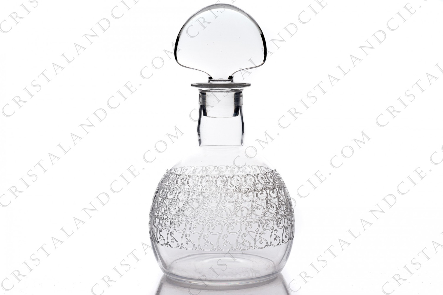 Carafe à vin en cristal de Baccarat modèle Rohan présentant un important décor gravé photo-1