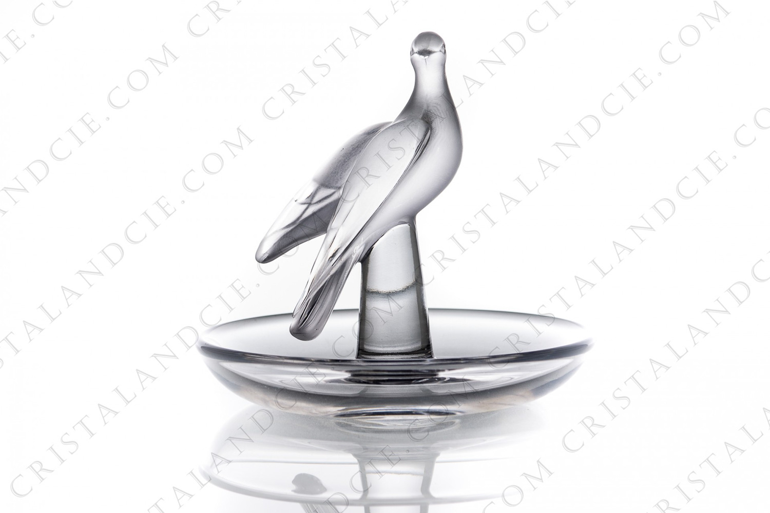 Cendrier en cristal de Lalique modèle Charis, présentant une coupelle en cristal clair et l oiseau en cristal dépoli photo-1