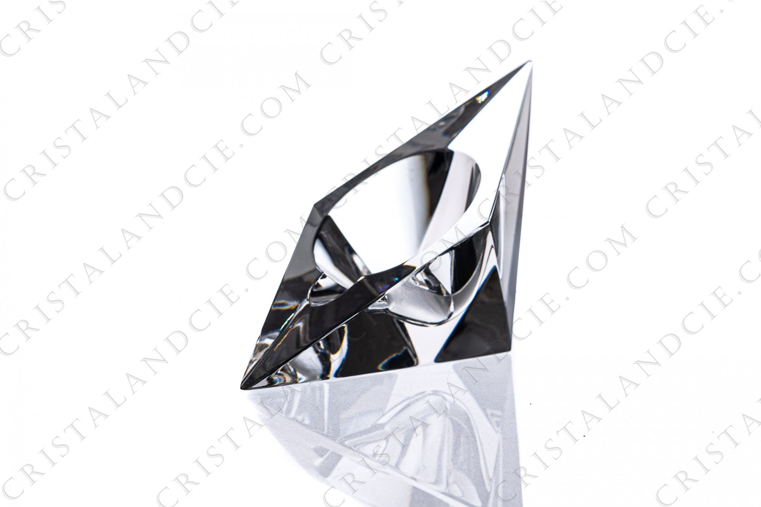 Ashtray in crystal by Baccarat representing a diamond photo-1