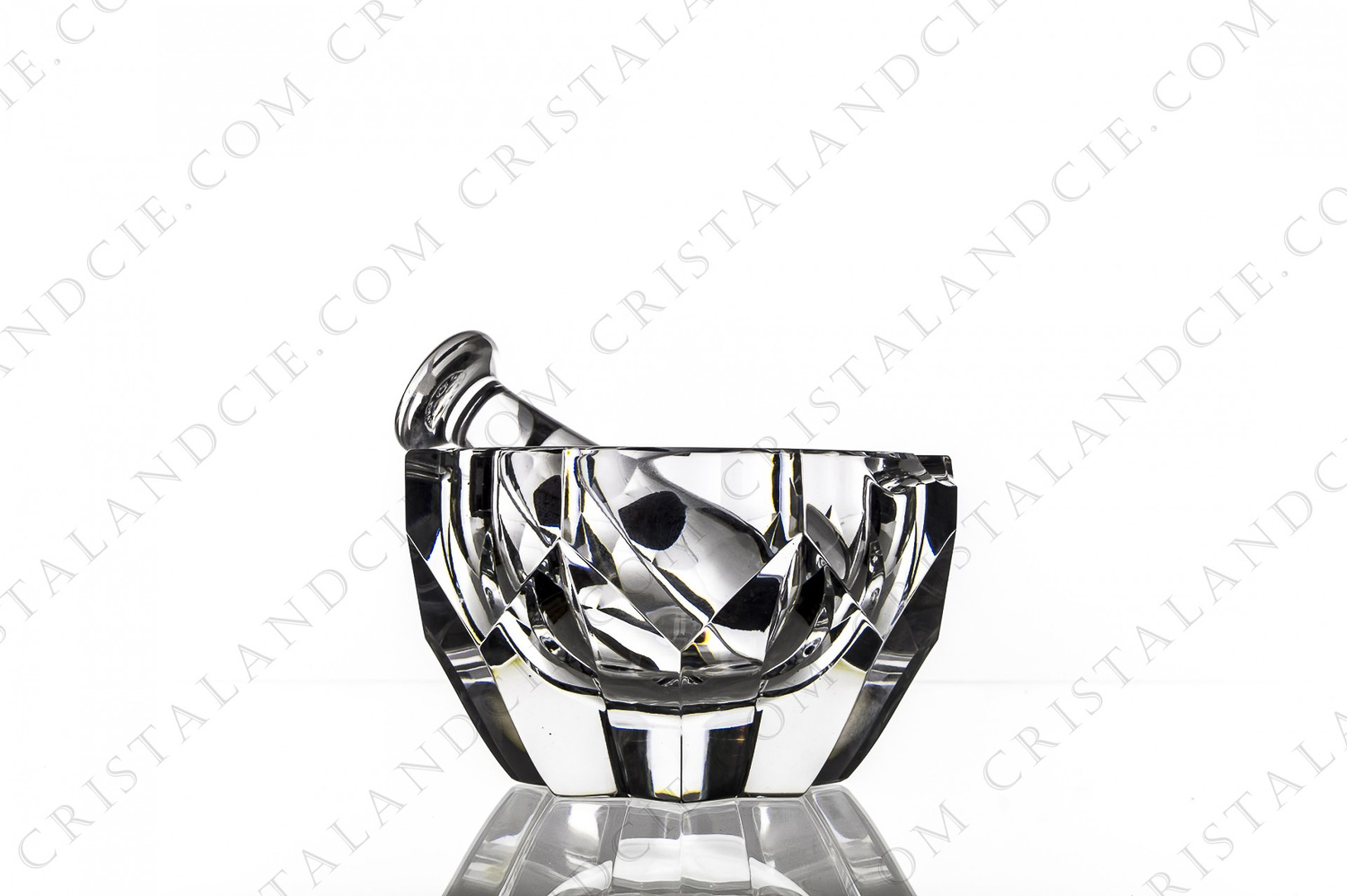 Cendrier en cristal de Baccarat et son pilon modèle Séville, à décor taillé sur la panse photo-1