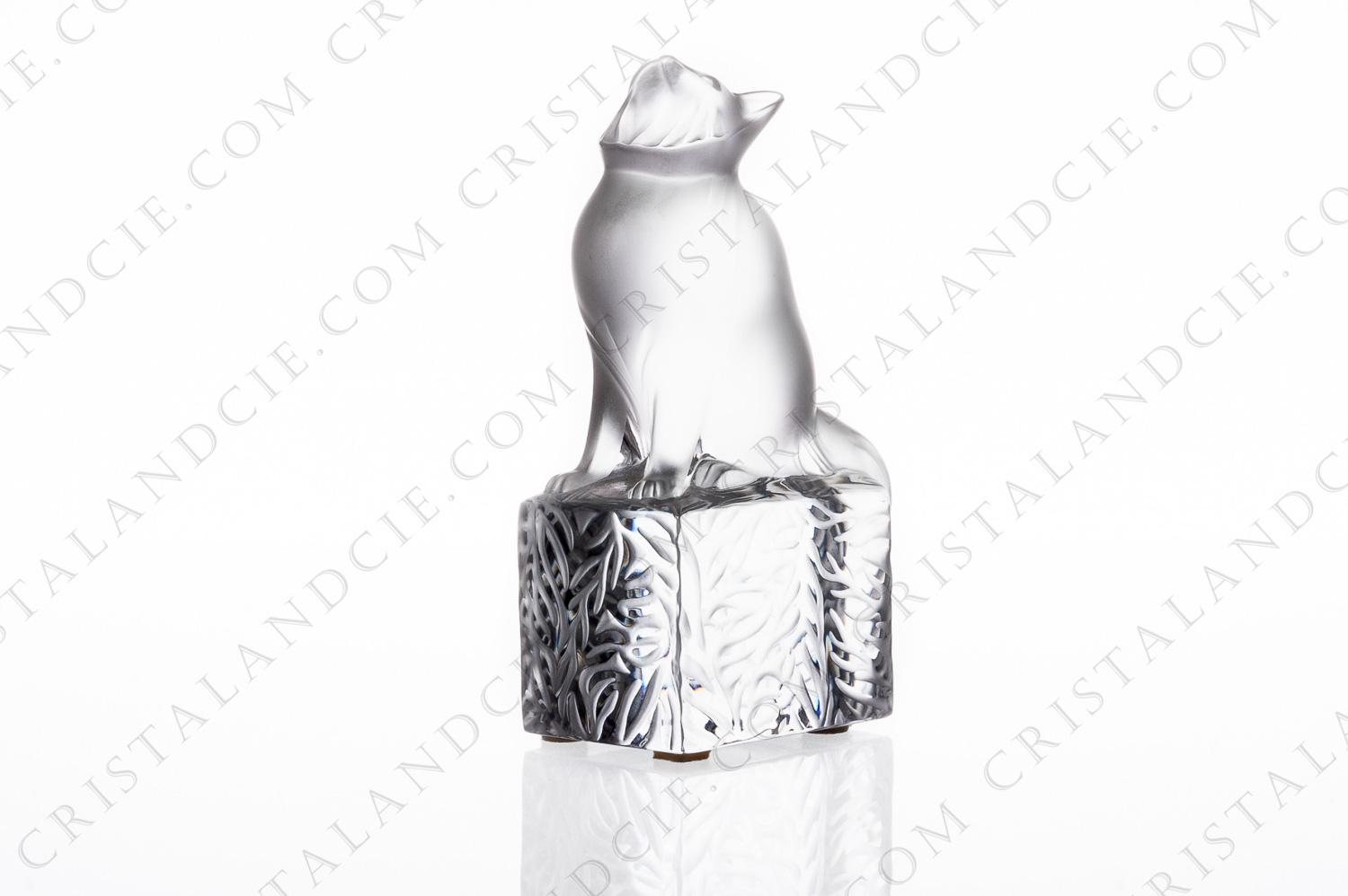 Cat in frosted crystal by Lalique pattern Dendour on a pedestal in clear crystal with a vegetable pattern photo-1