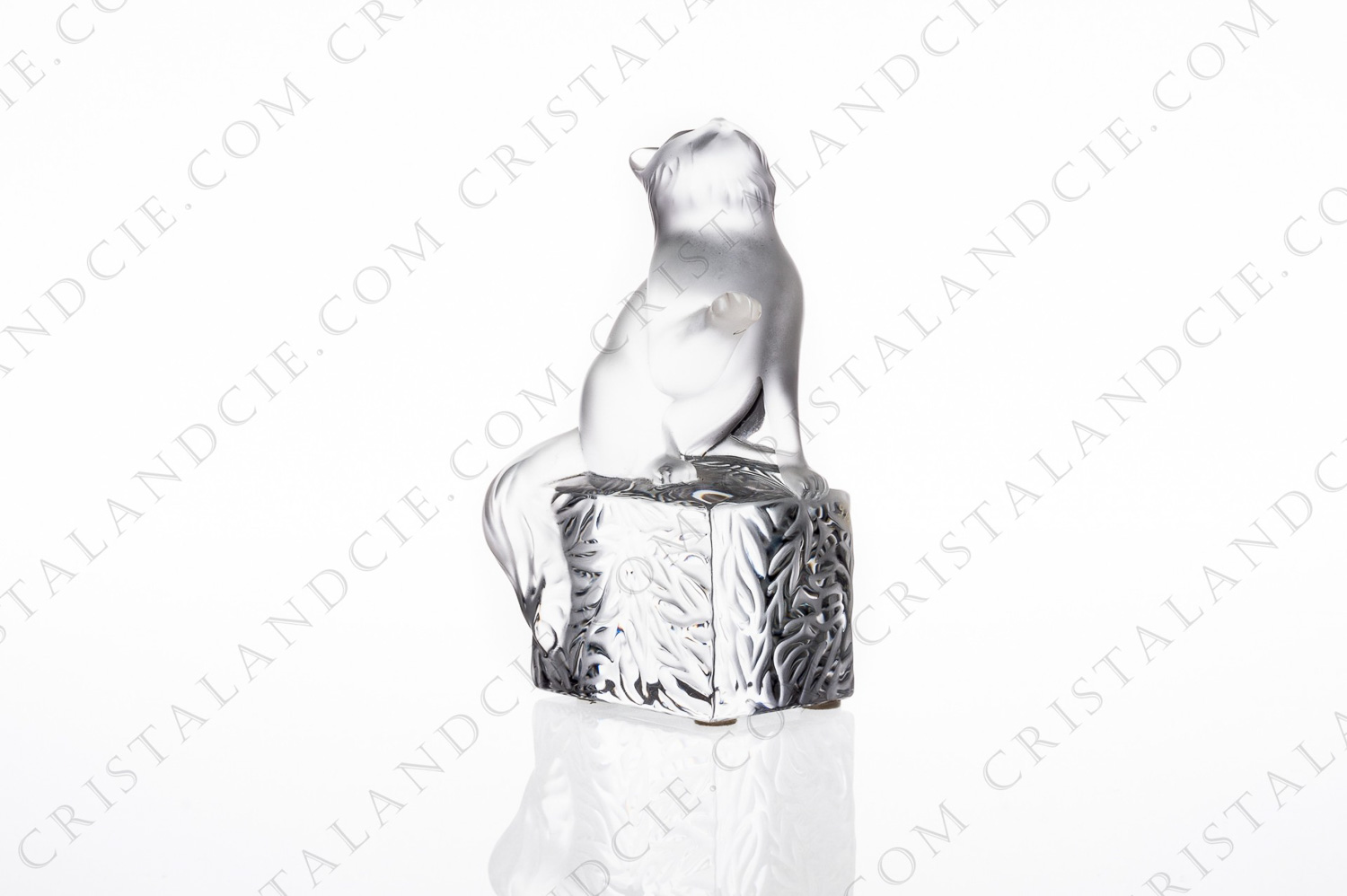 Cat in frosted crystal by Lalique pattern Doucette on a pedestal in clear crystal with a vegetable pattern photo-1