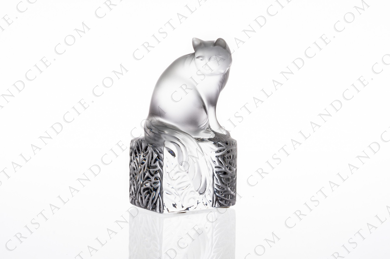 Cat in frosted crystal by Lalique pattern Doumi on a pedestal in clear crystal with a vegetable pattern photo-1