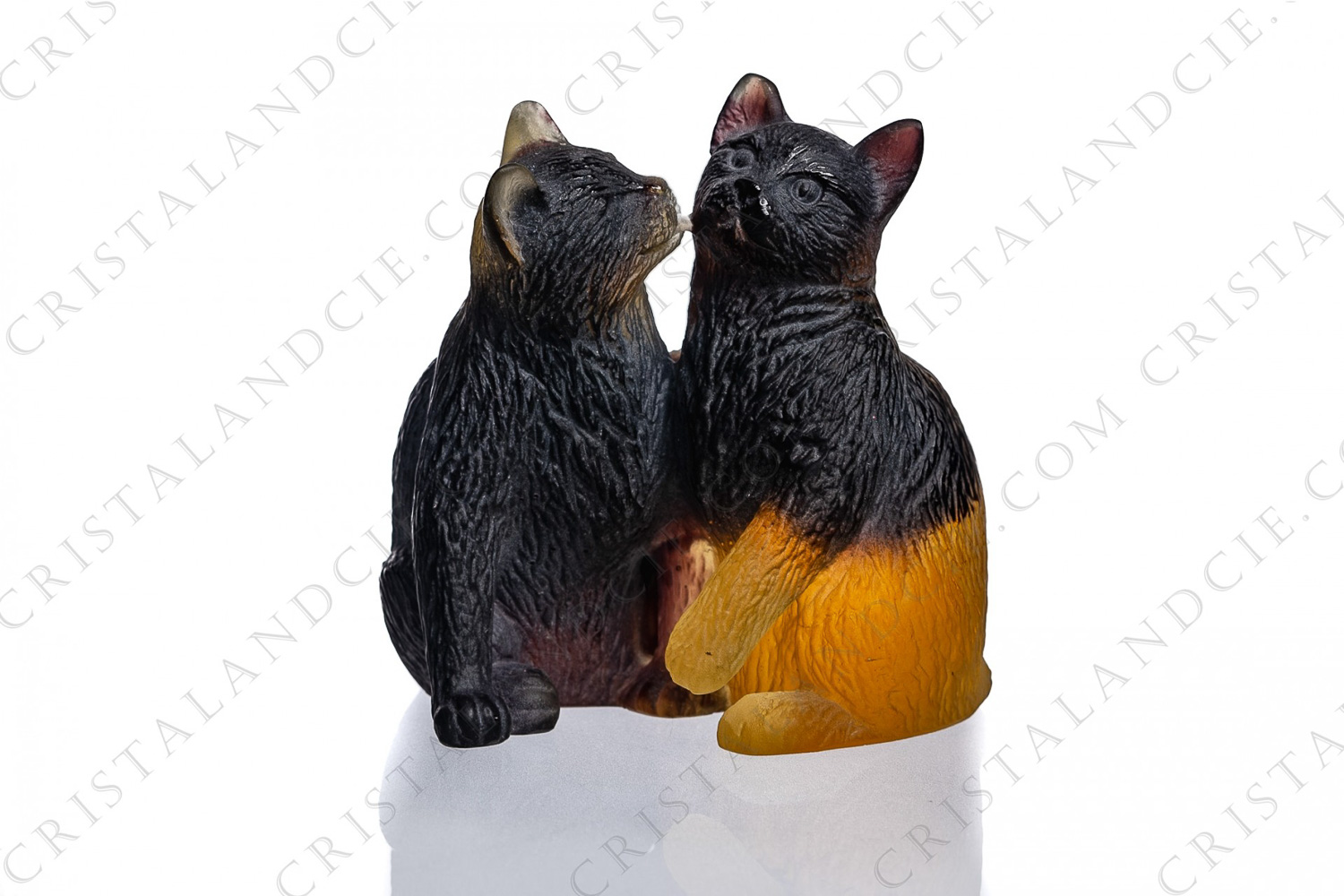 Figurine en pâte de verre noire et jaune de Daum modèle chatons, représentant un chaton léchant un second photo-1