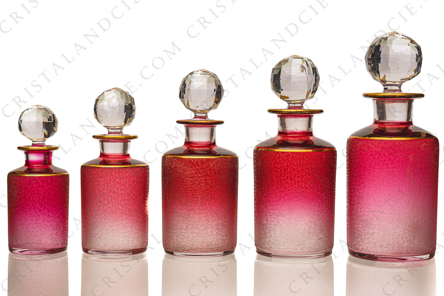 Set of five perfume bottles in pink crystal by Saint-Louis with an engraved with acid pattern and a gold stripe photo-1