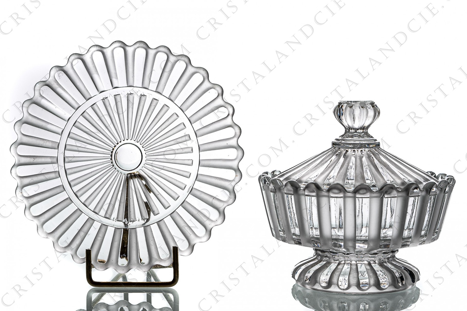 Jam jar in molded crystal by Baccarat decorated with frosted bevels photo-1