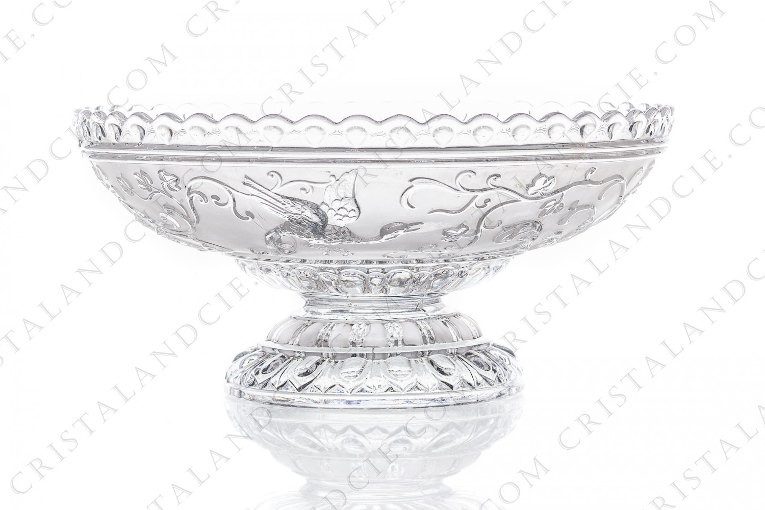 Coupe en cristal moulé de Baccarat à décor d un couple d oiseaux de paradis entouré d arabesques végétales sur fond dépoli photo-1