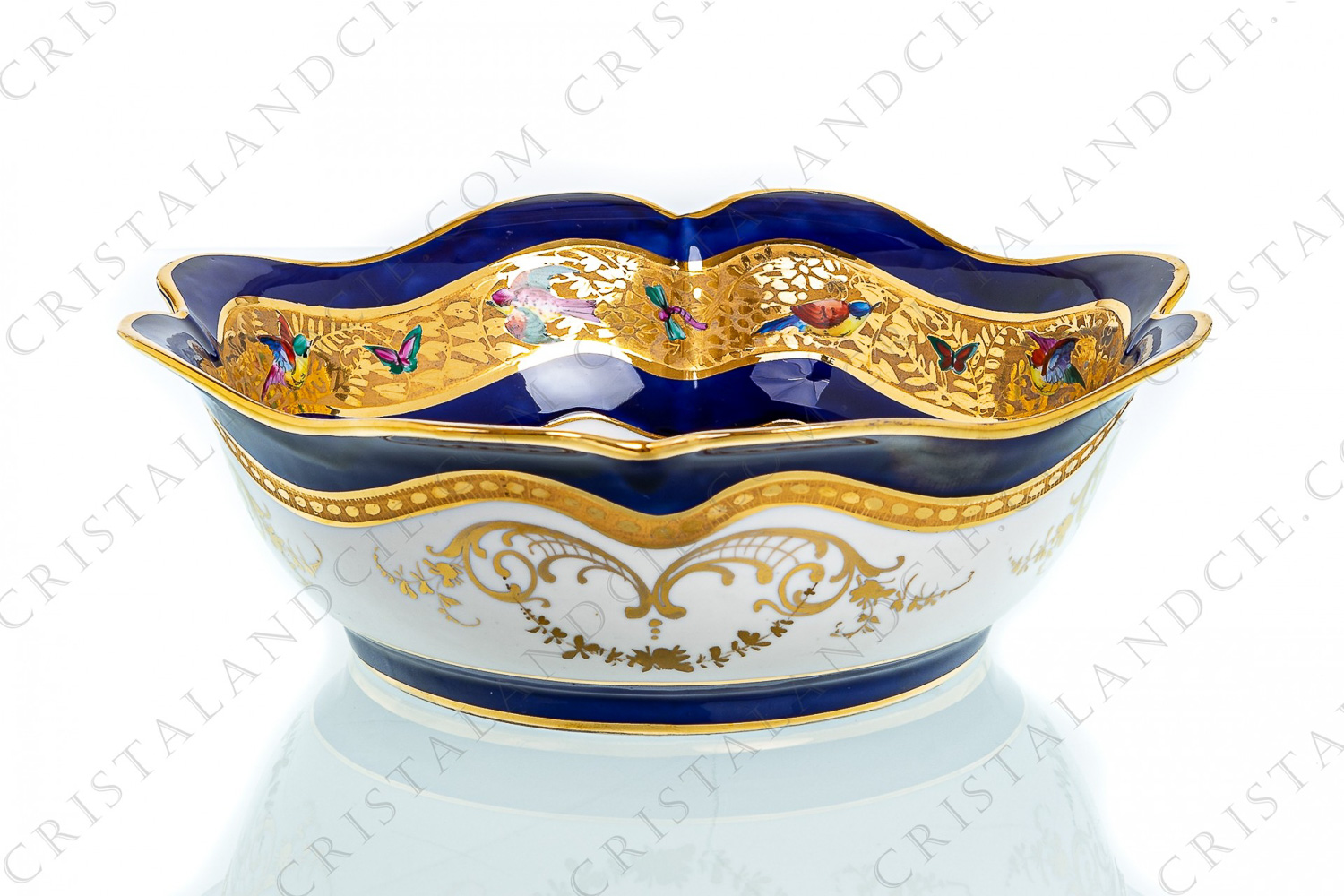 Coupe en porcelaine décorée à la main par les ateliers Le Tallec ornée à l intérieur d une frise d oiseaux de paradis et de papillons polychromes émaillés sur un fond en incrustations or, entourée de deux bandes bleu de four photo-1