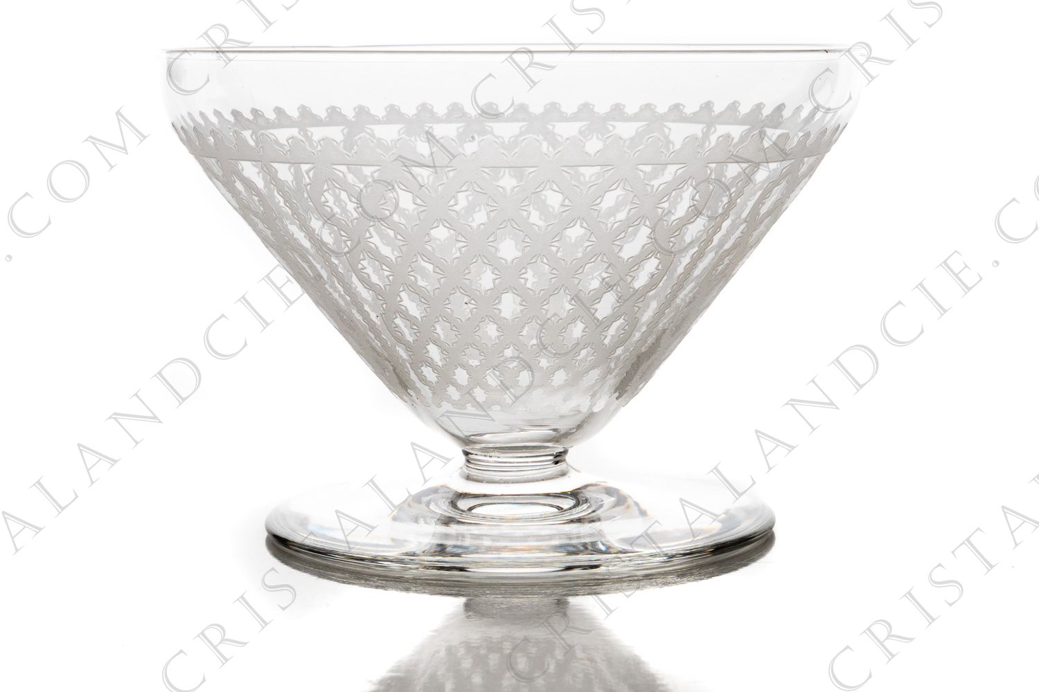 Coupe à Champagne en cristal de Baccarat modèle Alhambra ( Bruxelles) orné d un décor gravé photo-1