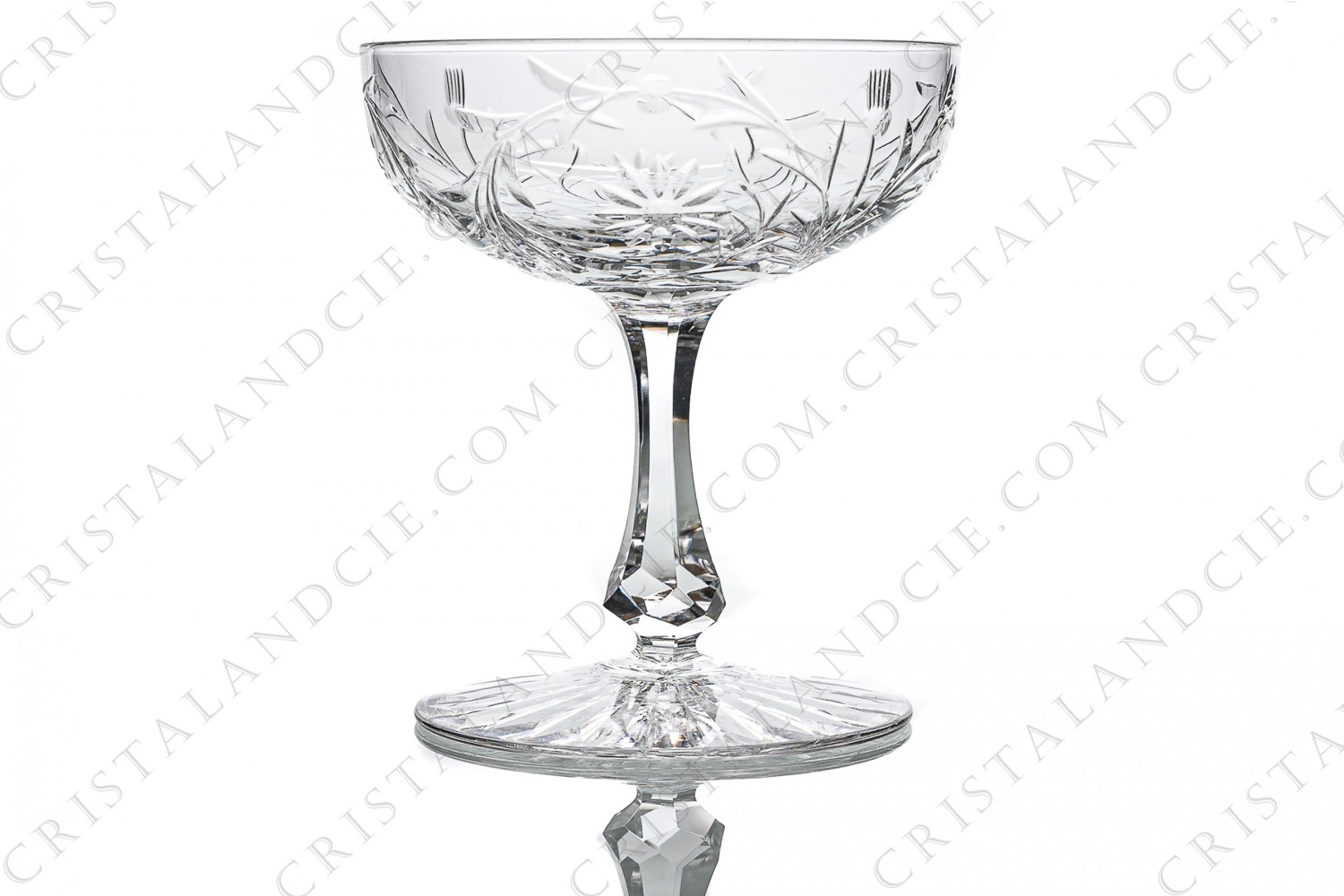Coupe à Champagne en cristal de Baccarat forme 6186 taillegravure 6170 présentant un décor de fleurs gravé et taillé sur la paraison, une jambe taillée et une étoilé sous le pied photo-1