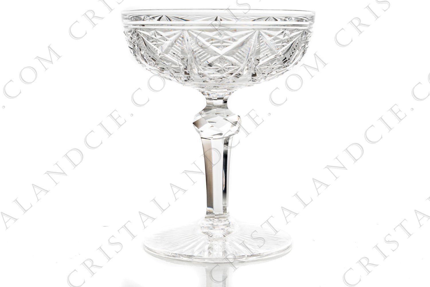 Coupe à Champagne en cristal de Baccarat forme 9056 taille 9058 présentant un décor de biseaux et étoile sur la paraison, une bague facettée et des côtes plates sur la jambe et une étoile à flammes sous le pied photo-1