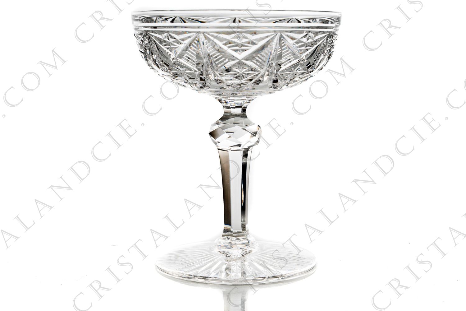 Coupe à Champagne en cristal de Baccarat forme 9056 taille 9058 présentant un décor de biseaux et étoile sur la paraison, une bague facettée et des côtes plates sur la jambe et une étoile à flammes sous le pied photo-1