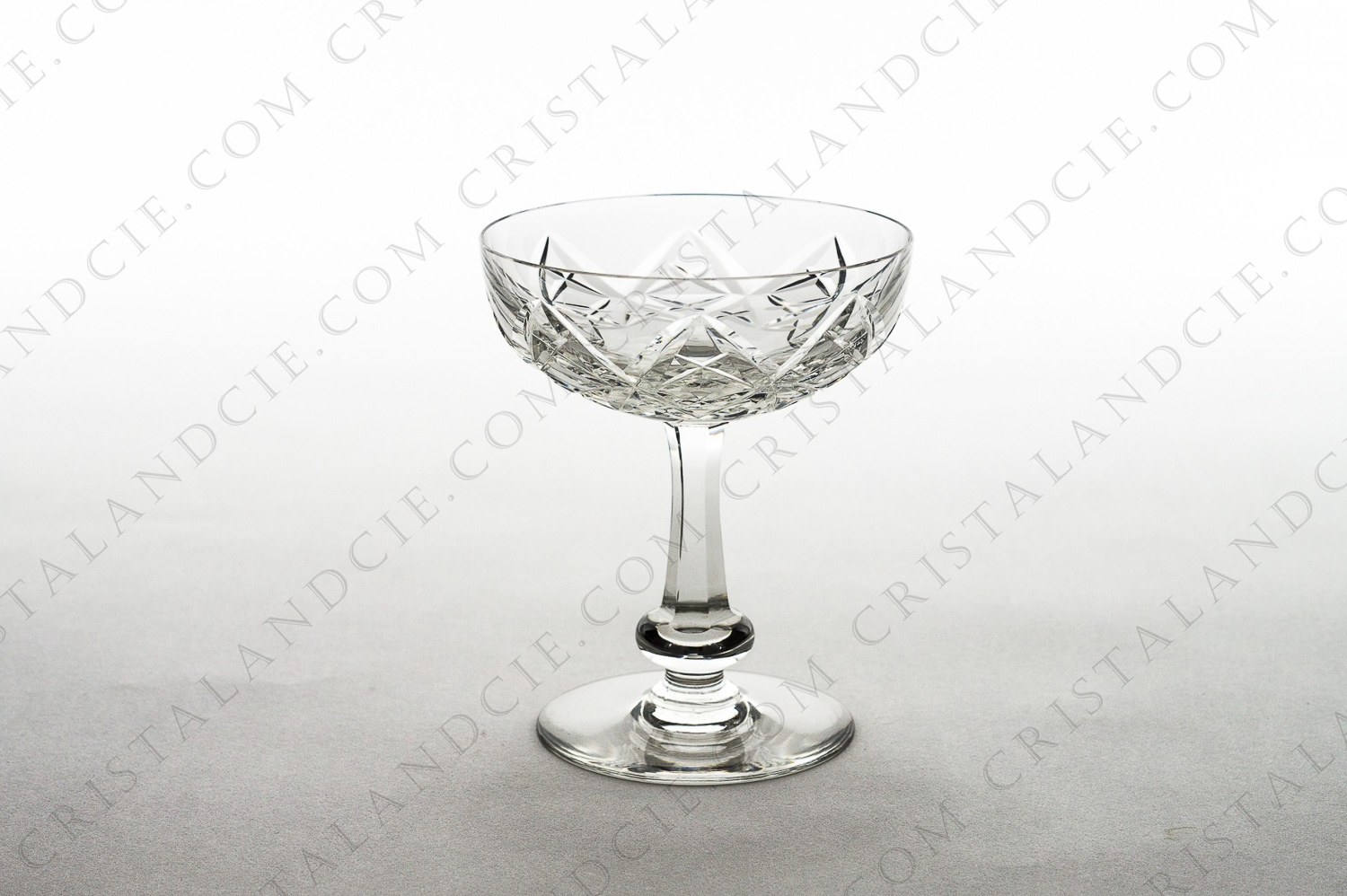 Coupe à Champagne en cristal de Baccarat modèle Harfleur présentant un décor taillé sur la panse et le pied photo-1