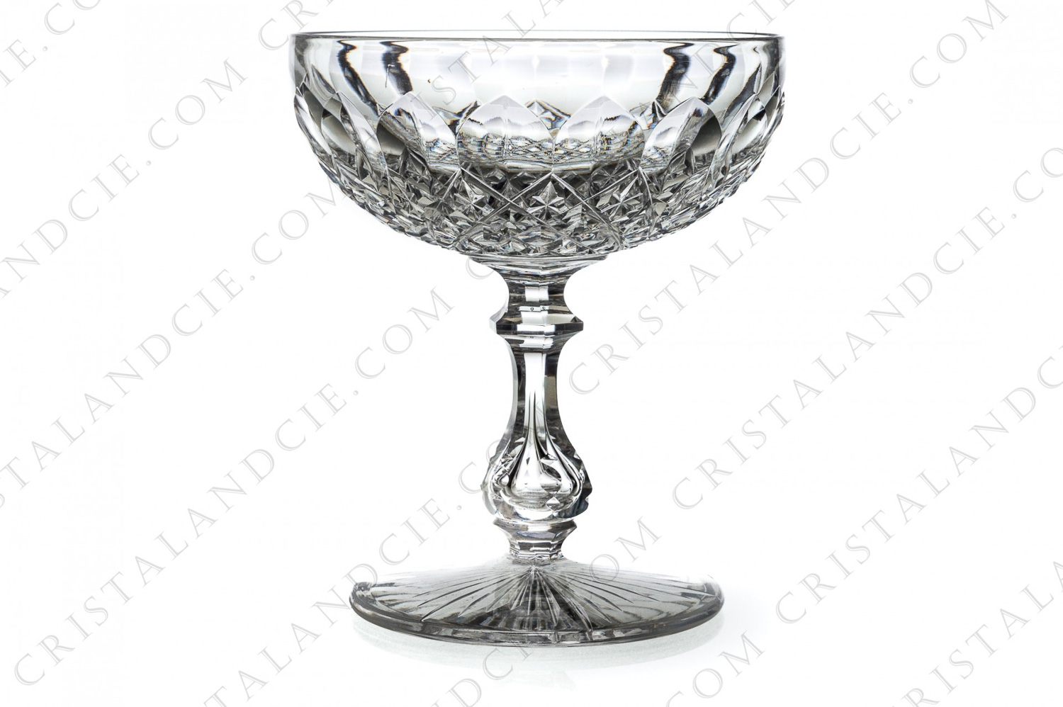 Coupe à Champagne en cristal de Baccarat modèle Libourne présentant un important décor taillé et une bulle d air dans le pied photo-1