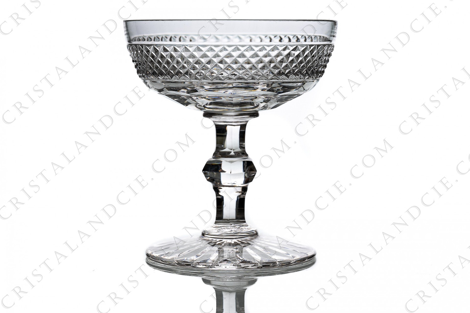 Coupe à Champagne en cristal de Saint-Louis modèle Trianon dont la paraison est ornée de facettes surmontées d une frise de pointes de diamant, jambe à pans coupés muni d une bague à mi-hauteur photo-1