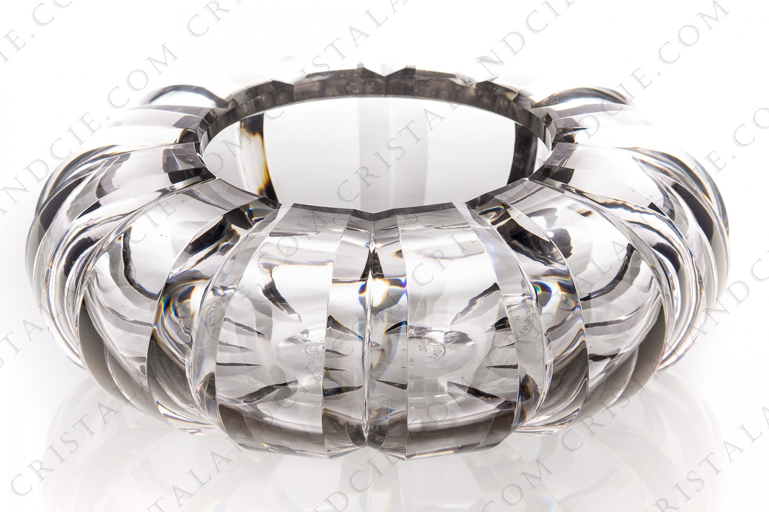 Bowl in crystal by Baccarat decorated with flatcuts photo-1