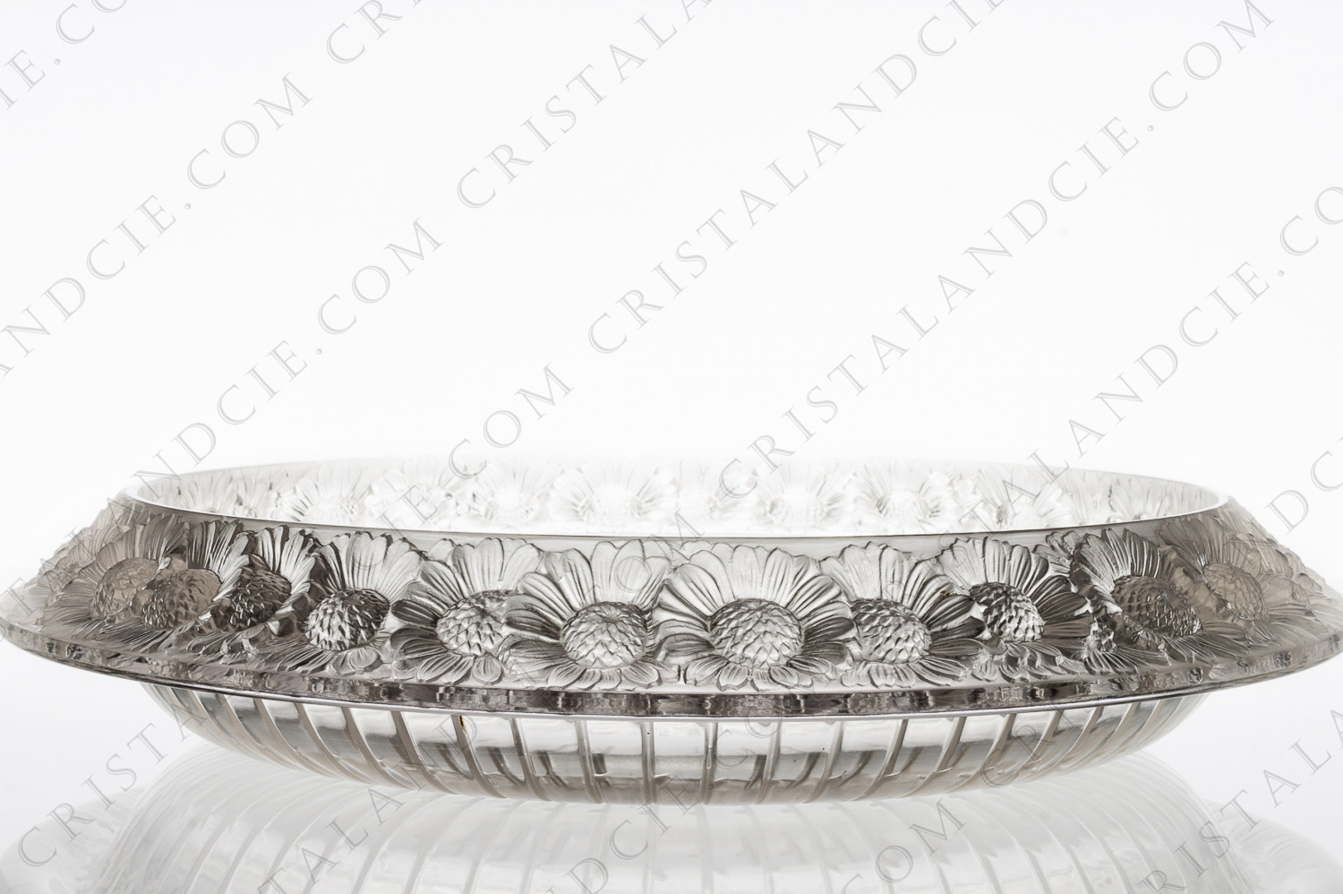 Coupe en cristal de Lalique modèle Marguerites ornée d une frise de fleurs dépolies sur le pourtour photo-1