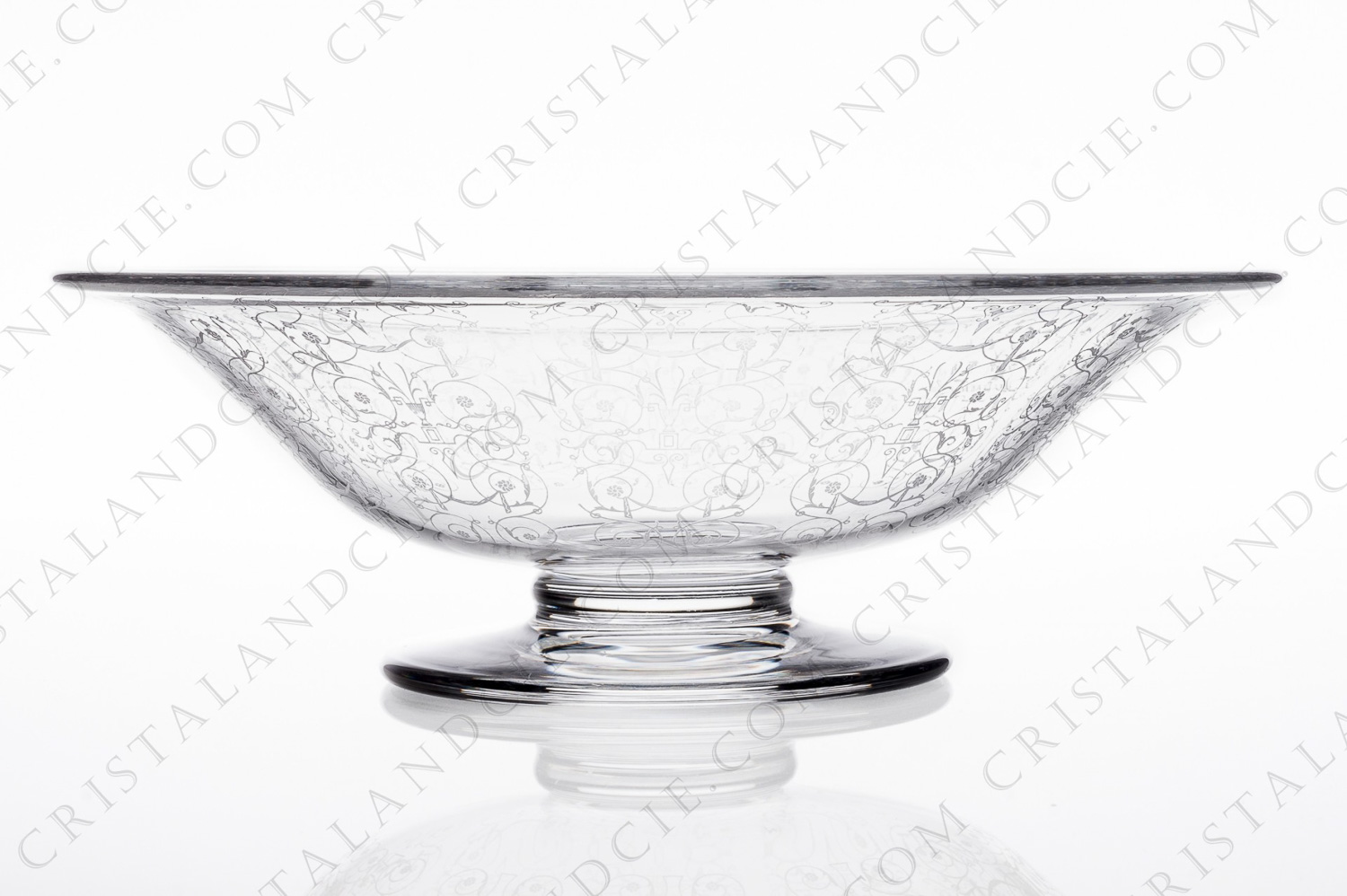 Coupe en cristal de Baccarat modèle Michelangelo présentant un important décor gravé photo-1