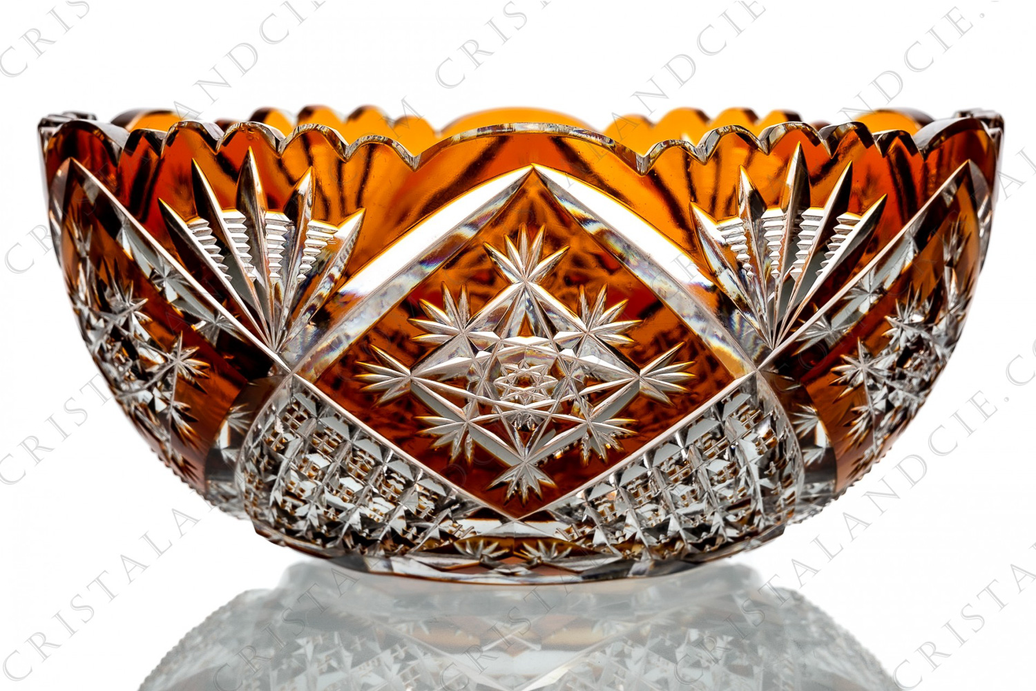 Coupe en cristal double couches orange de baccarat présentant un important décor taillé photo-1