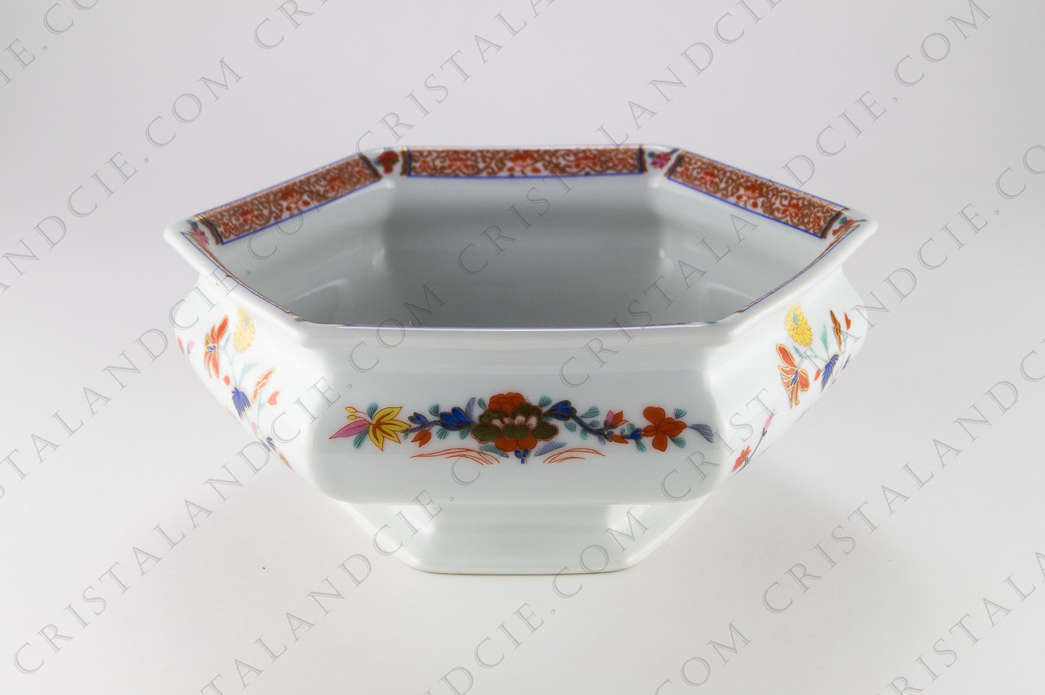 Coupe hexagonale en porcelaine de Limoges de la maison Bernardaud modèle Pondichéry à décor de fleurs polychromes et dorées photo-1