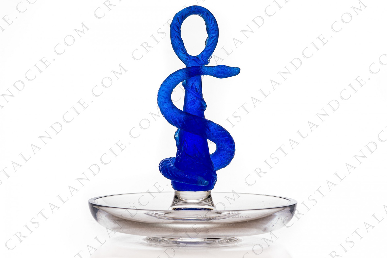 Coupe en cristal et pâte de verre de Daum, composé d une coupe en cristal et d un serpent s enroulant autour d un tronc d arbre en pâte de verre bleue formant la prise de main photo-1